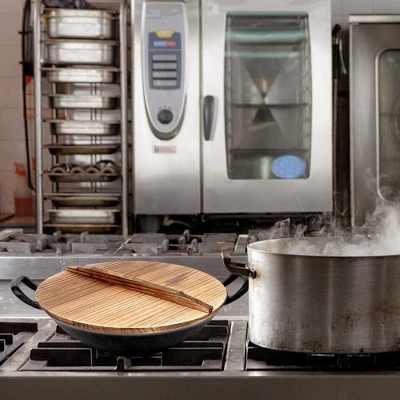 Homeries Pre-Seasoned Cast Iron Wok With 2 Handled And Wooden Lid - Image 3